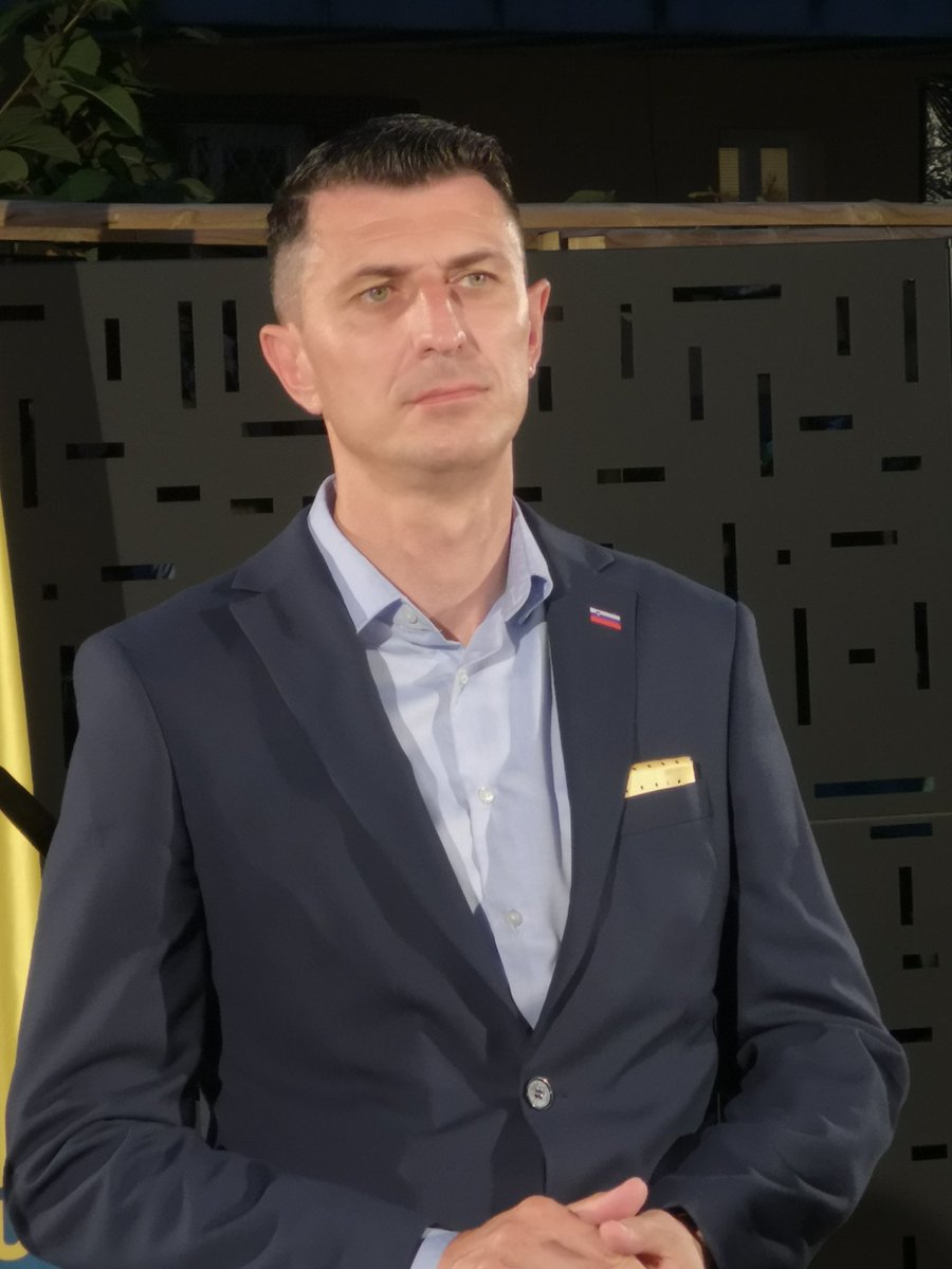 Poslanec Andrej Kosi je komentiral delne rezultate posvetovalnih referendumov in kritiziral pomanjkanje razprave, saj da so bili referendumi rapisani tik pred zdajci.