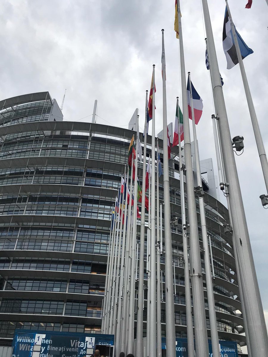 Día complejo pero adecuado para visitar el parlamento europeo. Difícil no emocionarse conociendo la historia del continente.  Difícil no tener miedo.