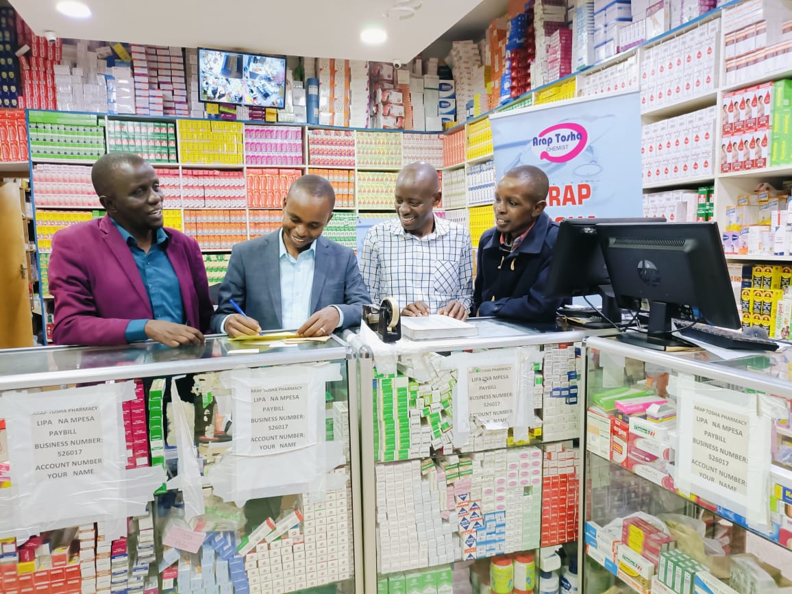 emmkizlit's tweet photo. With the @KPA National Secretary General @ Eric gichane, former KPA Western Branch organizing sec Edwin Kwesi and Francis Masha, MD Arap Tosha Pharmacy https://t.co/KxrWnbn6c8