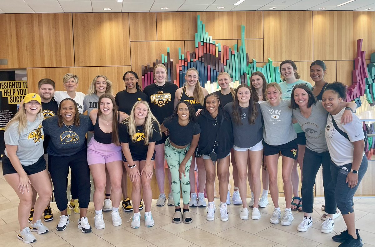 Fresh pic with the new squad! 

It’s an official welcome for <a href="/aguyton11/">Aaliyah Guyton</a> <a href="/TeaganMallegni/">Teagan Mallegni</a> <a href="/StremlowTaylor/">Taylor Stremlow</a> <a href="/ava_heiden/">Ava Heiden</a> @CallieLevin23 <a href="/LucyOlsenbball/">Lucy Olsen</a>