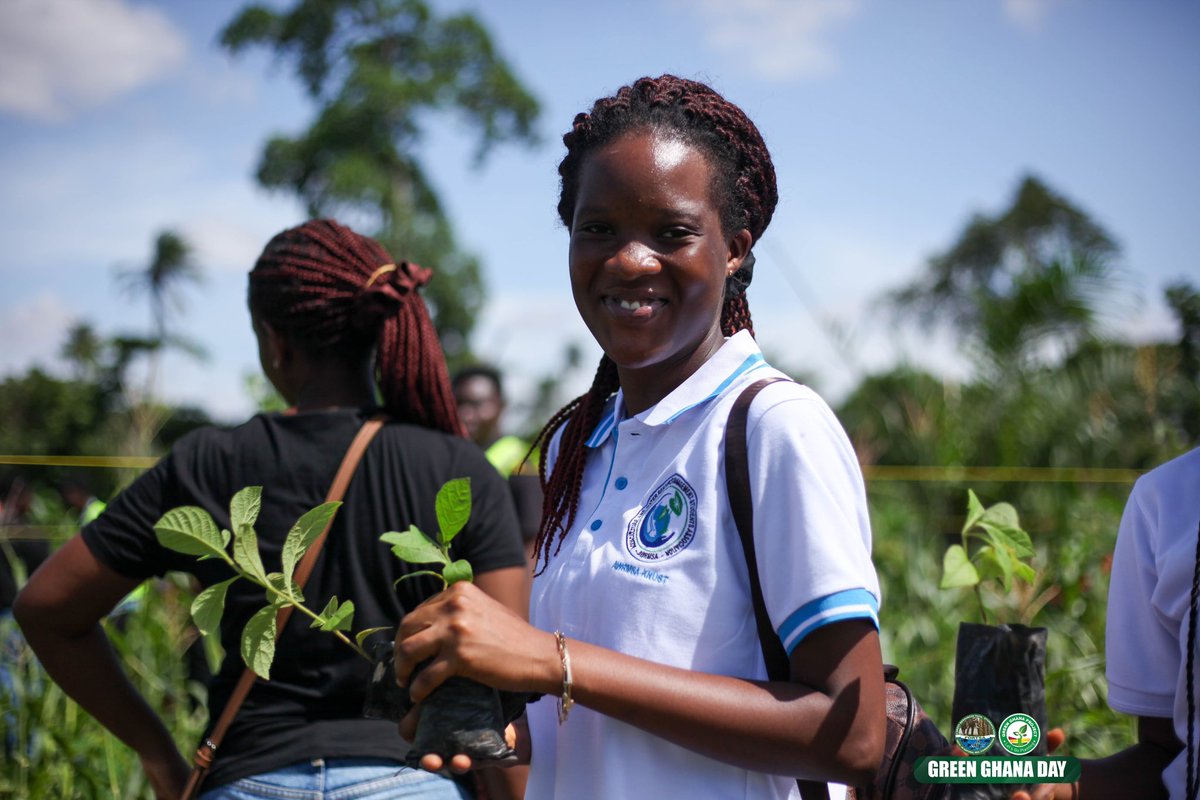 knustfortsa's tweet photo. Students of @awrmsa_knust also joined hands in the Green Ghana Project π³
#LetsGoPlanting
#GrowingAGreenerTomorrow
πΈ: @mrrr_kyei https://t.co/ZmbPFTRzez