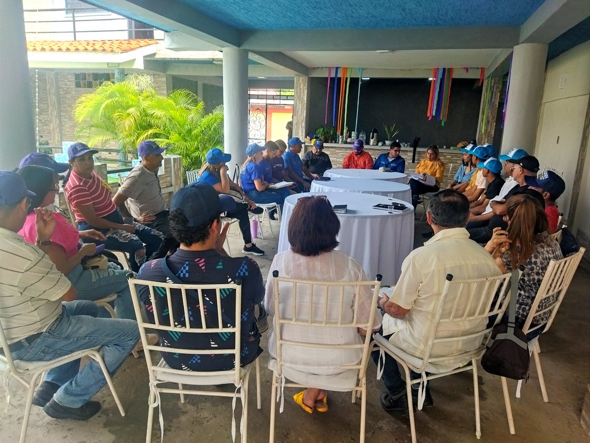 AProgresistaSuc's tweet photo. Hoy #9Junio en pleno desarrollo reunión con el equipo de gira del comando de campaña nacional de nuestro candidato presidencial @aecarri.
#estiempodeavanzar
#EcarriPresidente
.
@AProgresistaVE
@luisromeroc 
@HermesGarcia_ https://t.co/8xifciZatI