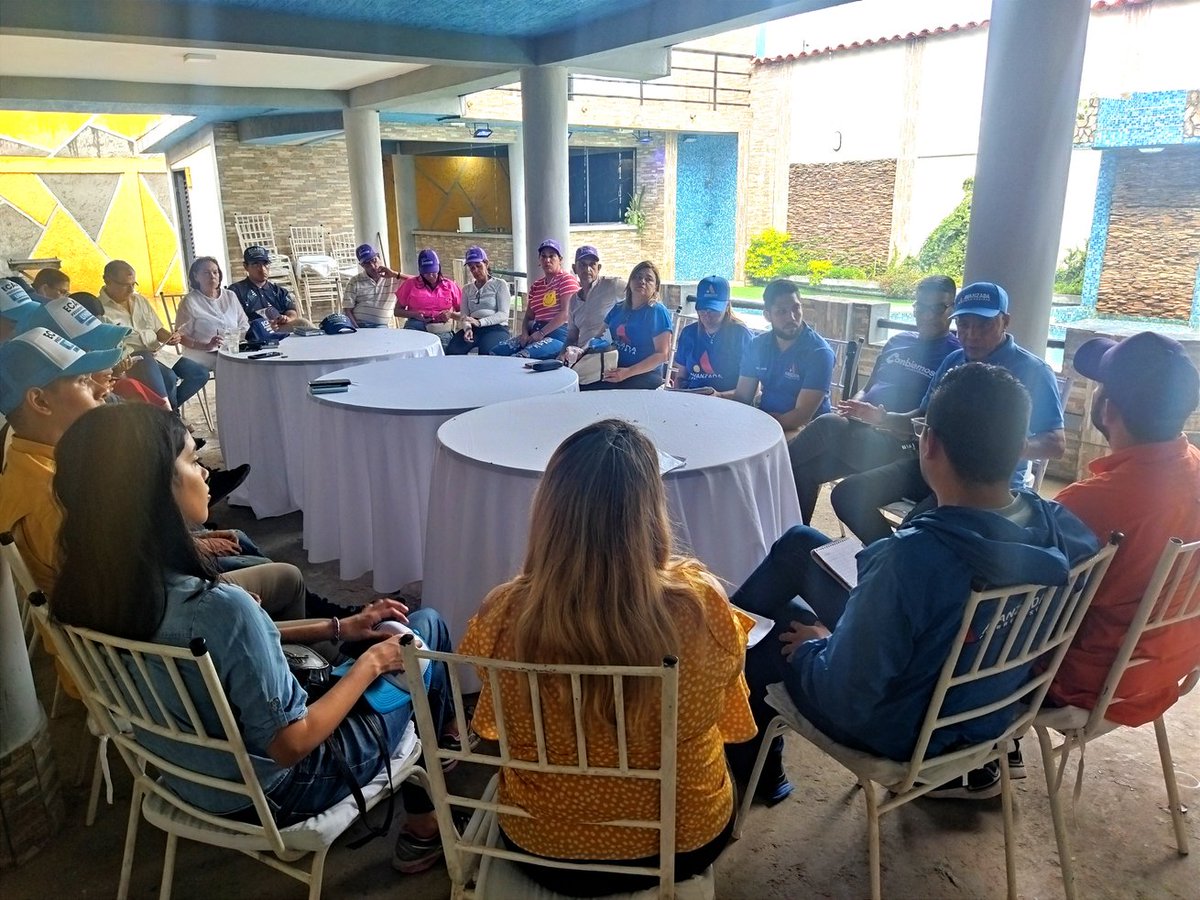 AProgresistaSuc's tweet photo. Hoy #9Junio en pleno desarrollo reunión con el equipo de gira del comando de campaña nacional de nuestro candidato presidencial @aecarri.
#estiempodeavanzar
#EcarriPresidente
.
@AProgresistaVE
@luisromeroc 
@HermesGarcia_ https://t.co/8xifciZatI