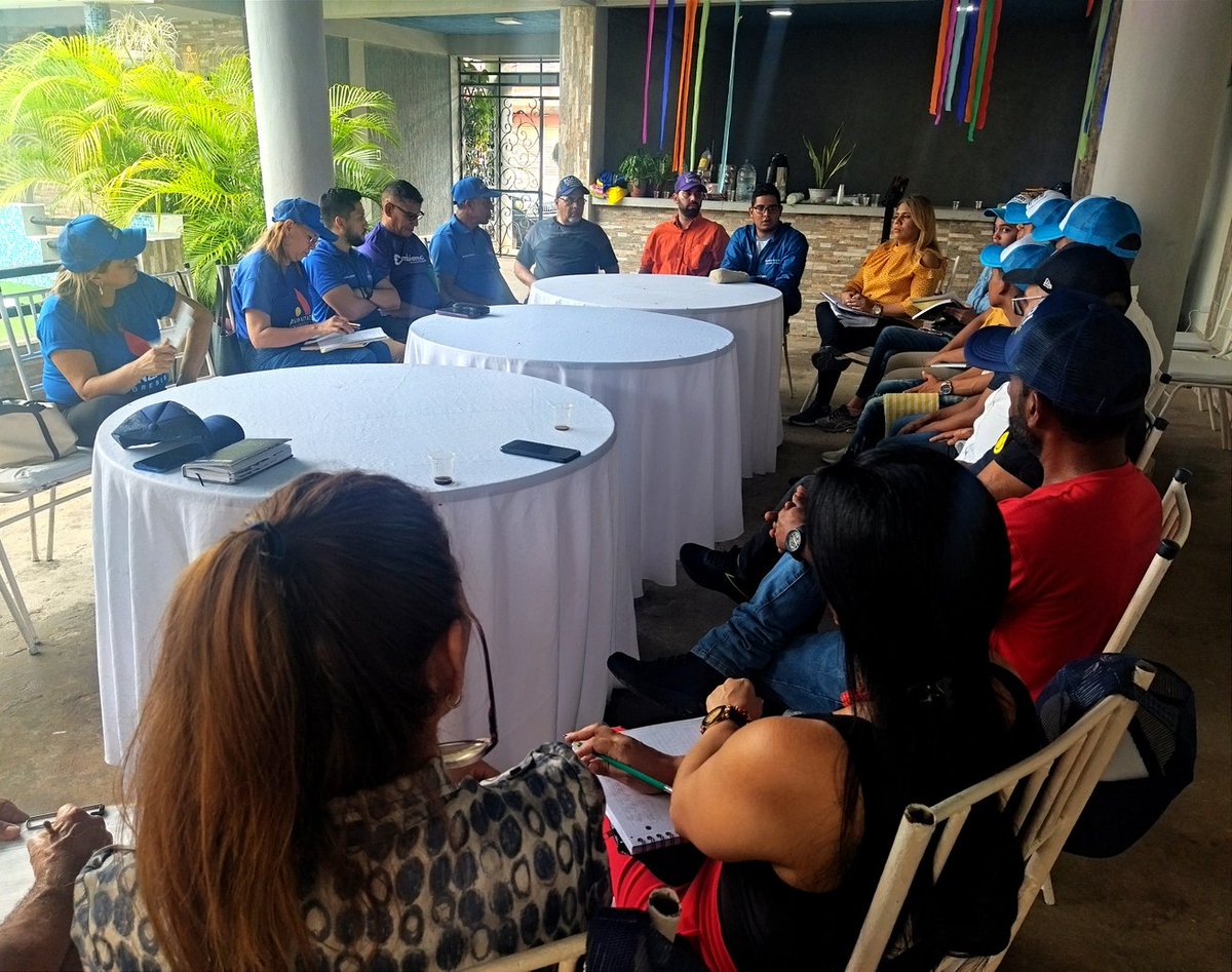 AProgresistaSuc's tweet photo. Hoy #9Junio en pleno desarrollo reunión con el equipo de gira del comando de campaña nacional de nuestro candidato presidencial @aecarri.
#estiempodeavanzar
#EcarriPresidente
.
@AProgresistaVE
@luisromeroc 
@HermesGarcia_ https://t.co/8xifciZatI