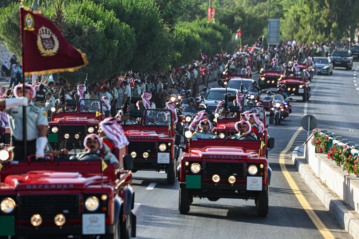 RHCJO's tweet photo. الموكب الأحمر يحيط بموكب جلالة الملك عبدالله الثاني وجلالة الملكة رانيا العبدالله، خلال التوجه إلى موقع الفعالية الوطنية بمناسبة اليوبيل الفضي لتسلم جلالته سلطاته الدستورية، التي تتزامن إقامتها مع عيد الجلوس الملكي الـ 25
#الأردن #على_العهد25 https://t.co/mhL3iD2LeM