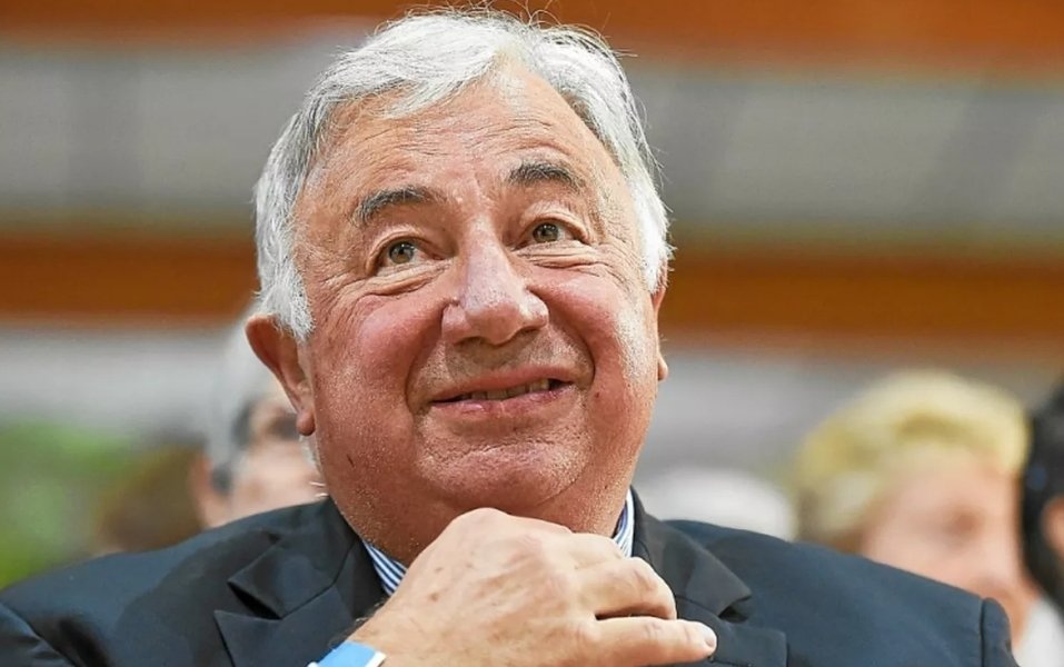 Si #EmmanuelMacron démissionnait le 7 juillet au soir, l'intérim serait assuré par #GerardLarcher, et de nouvelles élections présidentielles seraient organisées entre le 28 juillet et le 11 août, pendant les JO.