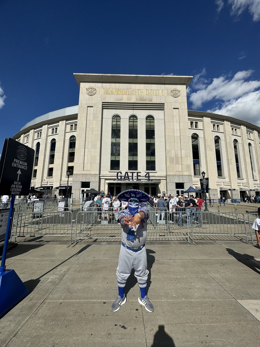 mariachiloco1_'s tweet photo. Ajuaa! Finally I Get To See Yankees Stadium My 29th Stadium 🏟️📙🔥🍻💀⚾️💙🙌🏽☝🏽💪🏽 #NewYork #YankeesStadium #DodgersVsYankees #LADvsNYY #LA #NY #HastaLAmuerte #Dodgers #ITFDB #LetsGoDodgers #BleedBlue #Mariachiloco #VivaLosDodgers #StadiumChaser #DodgerFansTravelWell https://t.co/MPPHMEwuVt