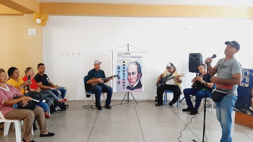 SomosUnem's tweet photo. #Entérate 🗣️|| La #UTGUAnzoátegui desarrolló un encuentro sobre el V Festival Voz UNEM 2024 «Cantos que Educan Maestros que Inspiras», en la cual participaron los estudiantes del #PNF y #PNFA, docentes investigadores y coordinadores regionales, demostrando su talento venezolano. https://t.co/WCyFWrFadn