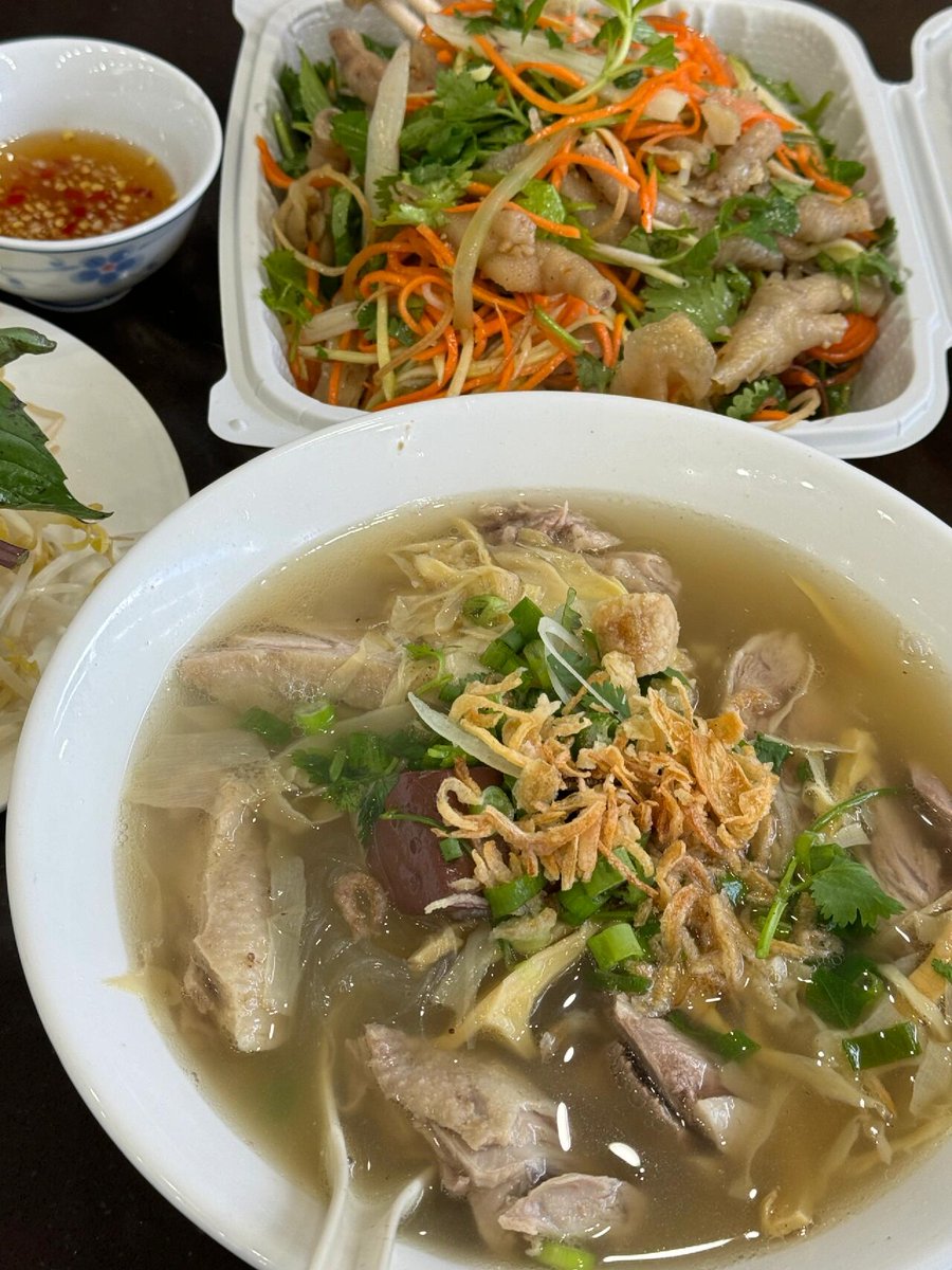 Sacha40989764's tweet photo. This Vietnamese noodle shop is so unique. It is located in 📍 North Surrey. I never thought that the most delicious Vietnamese noodles in North Surrey would be there. I have tried several of them and they are all good. But this one is the most unique so I posted it here. https://t.co/RYVK0qoyCi
