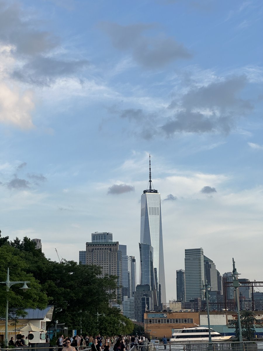 It's hard not to love NYC when this is what your walk home could look like 

fun fact: this used to be my walk home when I lived there in 2019 :) I always make sure I experience it again whenever I go back. 

Thanks <a href="/andruyeung/">Andrew Yeung</a>  and <a href="/rhobusiness/">Rho</a>  for bringing me back to NYC this