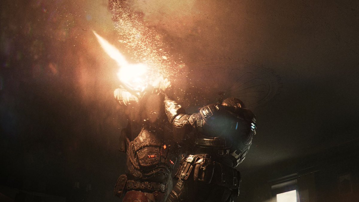 EG_wicho's tweet photo. TODA LA INFORMACIÓN DISPONIBLE SOBRE GEARS OF WAR E-DAY... el trailer y mi reacción ya están en el canal pero hablaremos de esto en otro video:

TC confirma que habrá modo MULTIJUGADOR EN LÍNEA NUEVO sumado a la campaña principal. Detalles de una entrevista al estudio:

Gears of War: E-Day se presentó hoy en un anuncio sorpresa durante el Xbox Games Showcase, junto con un tráiler explosivo que nos lleva hasta el Día de la Emergencia. El tráiler nos presenta este momento decisivo en la serie Gears of War en el que los temibles Locust se dan a conocer con una brutal emboscada desde abajo contra el mundo de Sera. Aquí, seguiremos a las versiones más jóvenes de los héroes originales de la serie, Marcus Fenix ​​y Dom Santiago, mientras comienzan su lucha contra la invasión Locust. Este evento es el catalizador de todo lo que sabemos y amamos sobre Gears of War, y me reuní con los desarrolladores de The Coalition para descubrir por qué ahora es el momento perfecto para contar esa historia.

Hablando con el director creativo Matt Searcy y la directora de marca Nicole Fawcette, encuentro que el ambiente dentro de The Coalition es de éxtasis: el equipo está absolutamente emocionado de finalmente compartir el E-Day con el mundo. En los últimos años, el estudio se ha mantenido deliberadamente tranquilo pero continuamente ocupado, terminando Gears 5 , enviando su DLC Hivebusters y Gears Tactics , mientras se adaptaba a la pandemia de Covid y sus cambios en la forma en que se administran los estudios. Durante ese tiempo, el cambio de ritmo le permitió al equipo algo de tiempo para reflexionar, descubrir qué era lo que realmente les apasionaba a ellos y a los fanáticos para poder encontrar la próxima gran historia de Gears.

"Nos dimos cuenta de que muchas de las palabras que usamos para describir la franquicia eran las que también usan nuestros fanáticos, frases como hermandad, brutalidad, patetismo, asombro", dice Searcy. “¿Por qué el Día E?  Ese es el momento en que todo se junta. Es el corazón del universo Gears. Todo lo que sucede está determinado por este día”.

Los fanáticos de los juegos principales de Gears of War pueden esperar sentirse como en casa con cómo se siente Gears of War: E-Day . The Coalition está trabajando para recrear y mejorar la acción en tercera persona característica de la serie, pasando de cobertura en situaciones de vida o muerte, todo dentro de una campaña explosiva que combina una jugabilidad satisfactoria y una narración emotiva basada en personajes. Sin embargo, todo esto se cuenta a través de una lente moderna y se basa en tecnología innovadora, lo que le da a The Coalition espacio para desarrollar realmente esos elementos. Es un equilibrio cuidadoso: un juego clásico de Gears of War que se siente auténtico al lado del original, pero con tecnología verdaderamente de próxima generación detrás.

"Se sentirá como un nuevo juego de Gears, porque eso es lo que es", dice Searcy. “Somos nosotros revisando el tono y la sensación de lo que hace que Gears sea grandioso, pero estamos aprovechando nuevas técnicas, nuevos procesos y nueva tecnología que harán que el juego se sienta mejor que nunca. Va a ser increíble, un juego que se sentirá verdaderamente nuevo y auténticamente Gears”.

Gears of War : E-Day se desarrolla 14 años antes de los eventos del Gears of War original y cuenta la historia de la primera aparición de Locust en Sera. A medida que se desarrolla el juego, veremos cómo un mundo mal preparado responde a una amenaza como los Locust. La Coalición está siendo muy intencionada al convertir a los Locusts no simplemente en enemigos sino en pesadillas vivientes. Estos no son los típicos antagonistas alienígenas o zombis de los videojuegos; Son criaturas misteriosas y formidables que habitan bajo la tierra y aprovechan nuestros miedos más profundos. "El resumen del diseño era bastante simple", explica Searcy. “Las langostas son los 'monstruos debajo de la cama'. ¿Qué le pasaría a la gente de Sera al ver este abrumador ejército de monstruos y tratar de descubrir… qué van a hacer?

El director de arte del estudio, Aryan Hanbeck, explica con más detalle: "Cuando los jugadores experimentan el E-Day , ven los monstruos a través de los ojos de quienes los encuentran por primera vez". El equipo de diseño dio prioridad a redefinir el Locust Drone, que poco a poco se había convertido en mera carne de cañón a medida que avanzaba la serie. "Transformamos el dron en algo temible, físicamente intimidante y absolutamente brutal", señala Hanbeck, destacando su estado mejorado justo detrás de Marcus y Dom en el avance del anuncio. “Conseguir el drone correcto fue crucial; Todo lo demás con Locust lo estamos ampliando a partir de ahí”.

El tráiler revelador del E-Day no pierde el tiempo en volvernos a presentar a Marcus, mientras se involucra en una lucha brutal con el Locust Drone antes mencionado. Sin embargo, a diferencia de nuestras salidas anteriores con él, esta es la primera vez que el experimentado soldado aserrador de hordas que todos conocemos se enfrenta a un enemigo como este. Puedes sentir la tensión y la impotencia mientras lucha con esta monstruosidad inexplicable, antes de finalmente defenderse no con su Retro Lancer, sino con un televisor cercano. Es este sabor de brutalidad y desesperación personal y cruda lo que The Coalition busca capturar en Gears of War: E-Day : Marcus y el mundo que lo rodea aún no están equipados para este nivel de amenaza.

Los fanáticos con ojos de águila entre ustedes también habrán notado que el MK 1 Lancer que Marcus maneja brevemente en el tráiler presenta una bayoneta desmontable; no es el arma equipada con motosierra que conocemos de la serie más amplia.

Fawcette me confirma que E-Day es una “historia de muchos orígenes”, incluido Chainsaw Lancer, pero opta por guardarse los detalles de esas historias para ella por ahora. Basta decir que no solo estamos aprendiendo cómo Marcus y Dom llegaron a ser los héroes que conocemos en E-Day.

Los fanáticos también reconocerán inmediatamente la inclusión en el tráiler de 'Mad World', la famosa canción de Tears for Fears versionada por Gary Jules y utilizada en los comerciales de los juegos originales de Gears of War. El compositor Adam Lastiwka ha reinventado magistralmente la icónica canción “Mad World” para el tráiler de Gears of War: E-Day, creando un instrumental original que realza la inquietante portada de Gary Jules y se alinea perfectamente con los temas más oscuros y valientes del juego.

Esta versión instrumental se desarrolla mientras Marcus y Dom contemplan las ruinas de la ciudad diezmadas por los Locust, una devolución de llamada a la profunda profundidad emocional del histórico comercial de 2006. A diferencia de las promociones típicas de videojuegos de su época, este anuncio se destacó por retratar a su héroe como vulnerable y aislado, en marcado contraste con las exageradas normas de marketing de esa época.

“Volver a obtener la licencia de la música fue sólo el comienzo”, comentó Fawcette. “El comercial original de Mad World resuena porque retrata un heroísmo arraigado en la vulnerabilidad, no en la invencibilidad. Queríamos explorar todos los elementos que hicieron que ese anuncio fuera memorable e impactante”. Esta reflexión dio forma al enfoque, asegurando que el tráiler hiciera más que simplemente evocar nostalgia. "Nuestro objetivo era explorar y revitalizar las ideas fundamentales de la serie".

Mientras Marcus se tambalea al borde de una feroz batalla cuerpo a cuerpo con los Locust, rápidamente burla al Drone al plantar el Lancer en la pared, desconectar la bayoneta y derribar a su enemigo con un tiro mortal. Se toma un momento para recuperarse, antes de caer en picado a través del suelo hacia lo que presumiblemente sería su muerte a instancias de un agujero de emergencia gigante. No hemos visto E-Holes desde Gears of War: Judgment y ver este vacío cavernoso tragarse un edificio entero con facilidad es particularmente aterrador. Sin embargo, en este momento, vemos la revelación de un joven Dom Santiago acercándose para ayudarlo a levantarse, y para los fanáticos de toda la vida, es un regreso a casa emotivo como ningún otro.

"[The Chainsaw Lancer] no existe actualmente en ese período... ¡pero no es un juego de Gears si no estás cortando Locusts con motosierra!" Fawcette se ríe.

Esta historia, por supuesto, está contada desde la perspectiva de Marcus y Dom mucho más jóvenes. Si bien la pareja son veteranos experimentados de Pendulum Wars (el conflicto humano que tiene lugar antes de que comience la serie), esta es una amenaza completamente nueva para la pareja: “Los mejores juegos de Gears tienen estos temas súper emocionales en torno a la carga compartida, la pertenencia, Confianza y lealtad, y Marcus y Dom tienen una relación realmente interesante de cara al E-Day ”, dice Searcy.

Para dar un contexto previo a la historia de E-Day , Marcus y Dom están conectados a través del hermano mayor de Dom, Carlos, quien murió en el campo de batalla con Marcus. La pareja eran mejores amigos, por lo que Marcus y Dom se encuentran en las primeras etapas de formar un parentesco sobre una pérdida compartida y navegar esas emociones juntos.

"Estamos contando la historia del origen de Marcus y Dom y su vínculo... este es el vínculo que define la franquicia", añade Searcy. “No son los personajes que conocemos de Gears 1 a 3 . No tienen 10 años de luchar contra los Locust entre ellos. Cuando comienza el juego, se supone que hay paz en Sera y están tratando de descubrir la vida sin esta persona que ambos amaban”.

"La gente verá la formación de esta hermandad que es tan emblemática para Gears".

Lidiar con la nueva amenaza Locust se convierte en la preocupación más apremiante para los dos amigos en el transcurso del E-Day , pero esos latidos emocionales seguirán recorriendo la historia mientras juegas. Fawcette dice que esto es particularmente emocionante:

"Son mucho más vulnerables y creo que es una versión realmente moderna de esos dos personajes", explica Fawcette. “Hay un peso que cargan entre ellos y eso crea una tensión realmente interesante a medida que navegan en su propia relación.

“Tienes esta historia íntima ambientada en medio de un telón de fondo más amplio de lo que está sucediendo en este día apocalíptico. Creo que para los fans será realmente convincente profundizar y explorar su vínculo y cómo cambia con el tiempo”.

La clave de la visión de The Coalition es que, en otro guiño al juego original, E-Day no será sólo una maravilla de jugabilidad y narración, sino también de tecnología. El desarrollo del juego ha recorrido un largo camino desde el primer juego de Gears of War y The Coalition, equipado con Unreal Engine 5, está preparado para aprovechar al máximo esta evolución para establecer nuevos estándares en destreza técnica.

Cuando se lanzó el Gears of War original , su tráiler de “Mad World” fue nada menos que una revelación. Representado íntegramente en el motor, estableció un nuevo punto de referencia para lo que los jugadores podían esperar directamente de su experiencia de juego, algo poco común en un momento en el que el abismo entre los avances cinematográficos y los gráficos reales del juego era notablemente amplio. El uso de Epic Games de su propio Unreal Engine no solo mostró su confianza en las capacidades visuales y de rendimiento del juego, sino que también declaró audazmente la potencia del motor.

"Con los avances en Unreal Engine 5, el salto en capacidades técnicas es tremendo", explica Kate Rayner, directora técnica de estudio de The Coalition. Esto incluye más de 100 veces más detalles ambientales y de personajes que Gears 5 , iluminación con trazado de rayos por hardware, reflejos y sombras, destrucción y sangre de próxima generación y tecnología de animación de vanguardia, por nombrar solo algunas de las innumerables mejoras que harán Gears of War. : E-Day una experiencia visual inigualable.

"Nuestra ambición es, una vez más, establecer un nuevo estándar en excelencia técnica", añade Rayner. “Hemos modernizado completamente Gears desde cero, infundiendo al ADN de Gears todas las capacidades de la tecnología de juego moderna. Cada personaje, entorno y animación de ' Gears of War: E-Day ' ha sido completamente reconstruido en Unreal Engine 5, lo que nos permite retratar el universo Gears con detalle y fidelidad sin precedentes”.

“El tráiler original de 'Mad World' hizo una verdadera declaración al utilizar imágenes en el motor. Estamos avanzando aún más con Unreal Engine 5”, continúa Rayner. "Nuestro objetivo con el avance del anuncio era resaltar nuestro compromiso de ampliar los límites tanto de la narración como de la tecnología en los juegos".

Fawcette añade: “Cuando miras a Marcus y Dom en los juegos originales, son tanques grandes y fornidos, exagerados en su diseño. Como has visto en el tráiler, puedes ver cómo estos tipos realmente han cobrado vida como personajes humanos [en E-Day]”.

La Coalición rinde homenaje a este legado con el tráiler revelador de Gears of War: E-Day , impulsado por Unreal Engine 5.

Por supuesto, este no es el final de otras historias en curso en la serie Gears: el equipo está contento con las historias contadas en Gears 4 y Gears 5 y de ninguna manera las abandona, pero sí la pasión colectiva por una historia de origen tan icónica. Era simplemente demasiado grande para ignorarlo. La historia de E-Day y los orígenes de Marcus y Dom son eventos tan poderosos y cruciales que The Coalition no podía esperar para contarlos.

"Estamos muy orgullosos de Gears 4 y Gears 5 y de las historias que se contaron", añade Fawcette. “No nos vamos a desviar de esa historia de ninguna manera. Pero en [este] momento, tuvimos la oportunidad de escribir nuestro siguiente paso, y éste parecía demasiado bueno para perderlo”.

También es importante tener en cuenta que E-Day no es un spin-off, es una entrada completamente nueva a la serie principal, ambientada anteriormente en la línea de tiempo. Los eventos del juego no solo sirven como una emocionante historia sobre el origen de dos queridos personajes, sino que también agregan detalles y contexto a este período que resonarán en las historias que seguirán. En E-day, los Locust no son enemigos con los que nuestros personajes estén acostumbrados a luchar. Son misteriosos, formidables y abrumadores: un horror imprevisto que Marcus, Dom y el resto de Sera deben aprender a afrontar antes de que sea demasiado tarde. Todo lo que suceda en el E-Day mejorará el futuro de Gears of War.

Esta es la historia de Gears of War que siempre quisiste escuchar y será increíble. Para mantenerte actualizado con las noticias actuales sobre Gears of War: E-Day, sigue a @GearsofWar en X.