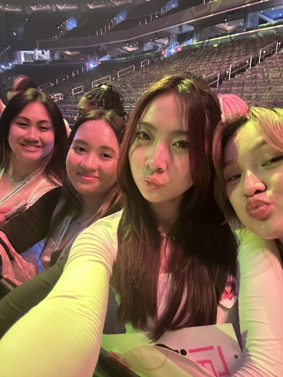 doieswrld's tweet photo. #ACT_PROMISE   dump 🙂‍↕️
thank you for happiest memories. never would have i thought that i’d get to meet my fav five with my friends. i’ll love them forever and i feel very emotional rn lmao https://t.co/y4J6A0UYdQ
