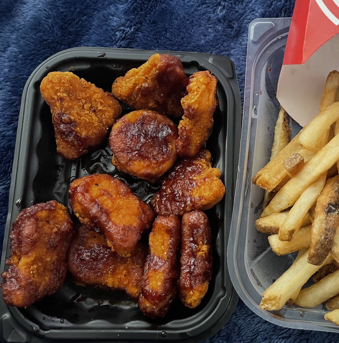 ImperfectlyKy's tweet photo. @Wendys DO BETTER. What is this?Because it’s not the “Saucy Nuggs” you advertised. I could’ve done better than this myself with just the regular nuggets and the bbq dipping sauce. Y’all just keep giving me reasons not to like you. https://t.co/3MKI3TaXmq
