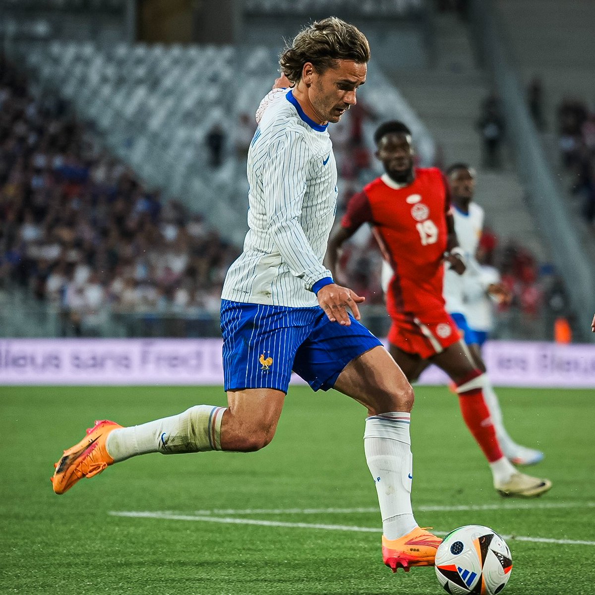 equipedefrance's tweet photo. 19' Griezmann tente la frappe de loin mais le gardien la détourne en corner !! 

🇫🇷0-0🇨🇦 |#FRACAN | #FiersdetreBleus https://t.co/5mQ7w9F3xN
