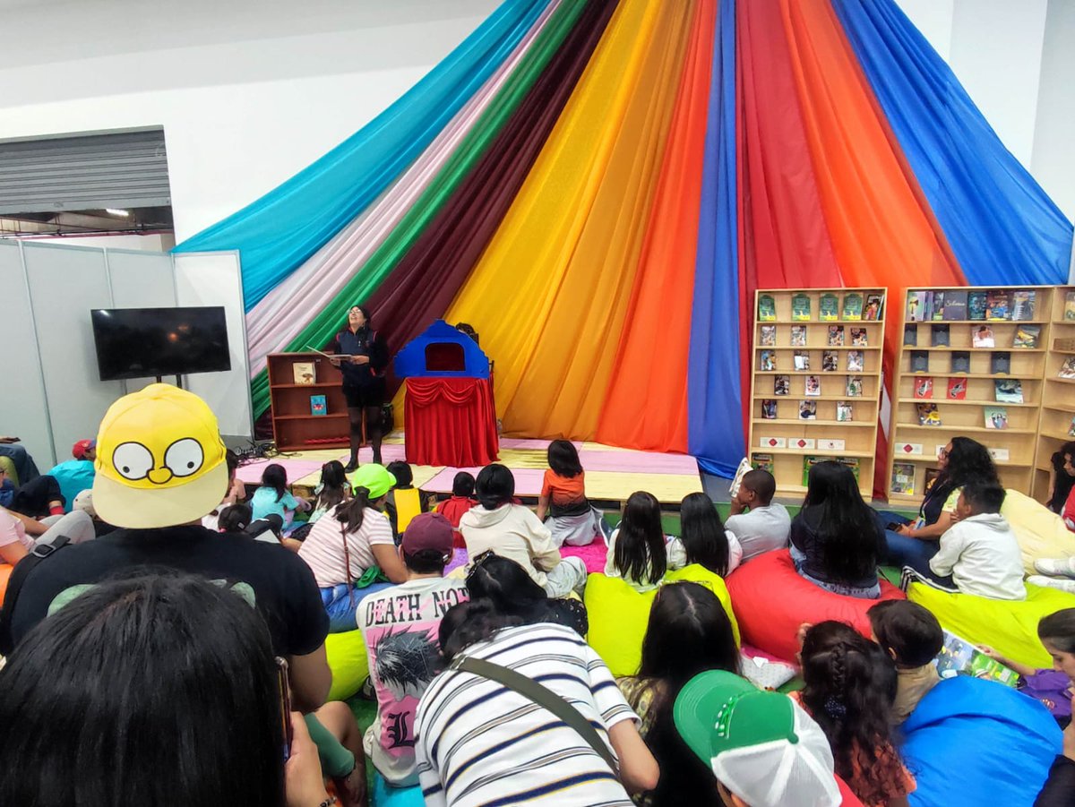 radio_pichincha's tweet photo. 📚 #FeriaDelLibro | Cuenta cuentos en el pabellón infantil de la #FILQUITO 2024. Este domingo, 09 de junio, las actividades cierran a las 20:00. https://t.co/yfjqYvamDr