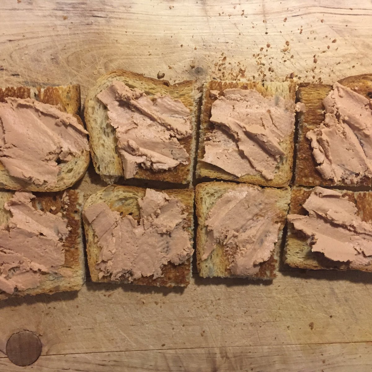 JohnnyBaudelai2's tweet photo. En train de préparer les toasts de mousse de canard au porto (Madrange) au siège de campagne de #Asselineau pour fêter la #victoire et le #Frexit qui se profile🔥🔥 #Europénnes2024 https://t.co/8NxKpiSWXj