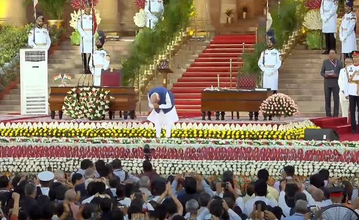 The historic moment the entire Nation waited for!
Many congratulations to Hon PM Narendra Modi ji !
हाच तो ऐतिहासिक क्षण ज्याची संपूर्ण देशाला प्रतीक्षा होती...
मा. पंतप्रधान नरेंद्र मोदीजी यांचे मनःपूर्वक अभिनंदन !

<a href="/narendramodi/">Narendra Modi</a>
#ModiSarkar3 #OathCeremony #Delhi #ModiCabinet