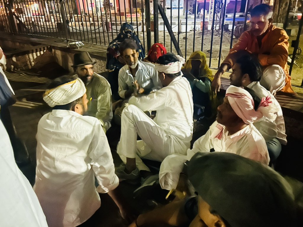 Arjun_Mehar's tweet photo. भारत आदिवासी पार्टी के शेर @RoatKantiBhai दादा ने आज धरना स्थल पर आकर डिंपल मीणा के परिवारजनों से मुलाक़ात की..! परसों भारत आदिवासी पार्टी के दोनों विधायकों ने भी पीड़ित परिवार से मुलाक़ात की थी.! इस मुद्दे पर भारत आदिवासी पार्टी दक्षिणी राजस्थान में हर जगह ज्ञापन देगी.! https://t.co/ySW6q3OW59