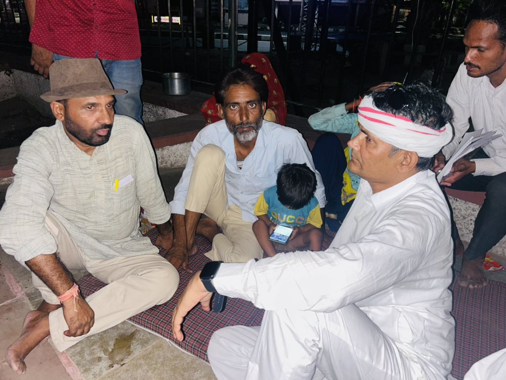 भारत आदिवासी पार्टी के शेर <a href="/RoatKantiBhai/">Roat Kanti Bhai Adivasi</a> दादा ने आज धरना स्थल पर आकर डिंपल मीणा के परिवारजनों से मुलाक़ात की..! परसों भारत आदिवासी पार्टी के दोनों विधायकों ने भी पीड़ित परिवार से मुलाक़ात की थी.! इस मुद्दे पर भारत आदिवासी पार्टी दक्षिणी राजस्थान में हर जगह ज्ञापन देगी.!