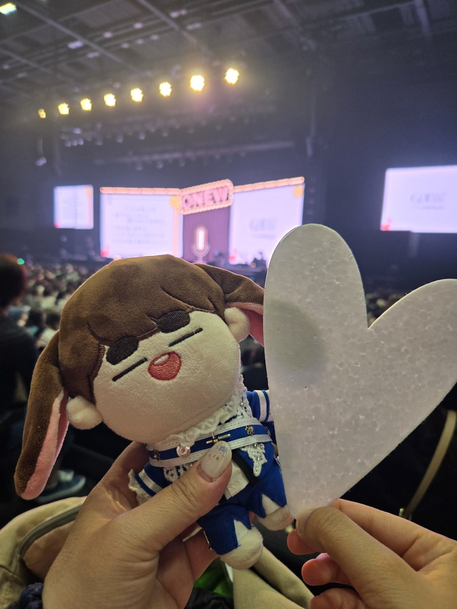 086860's tweet photo. 横浜追加公演で久しぶりにオニュに会えた～😭直接｢おかえり｣って言えてよかったぁ。
Alwaysやレイニーブルー聴けて、一緒に밤별노歌えて…本当に幸せな時間だった☺️💕ENDLESS RAINも即興で上手すぎるし！(また聴きたい！） https://t.co/EAKqZhGveD