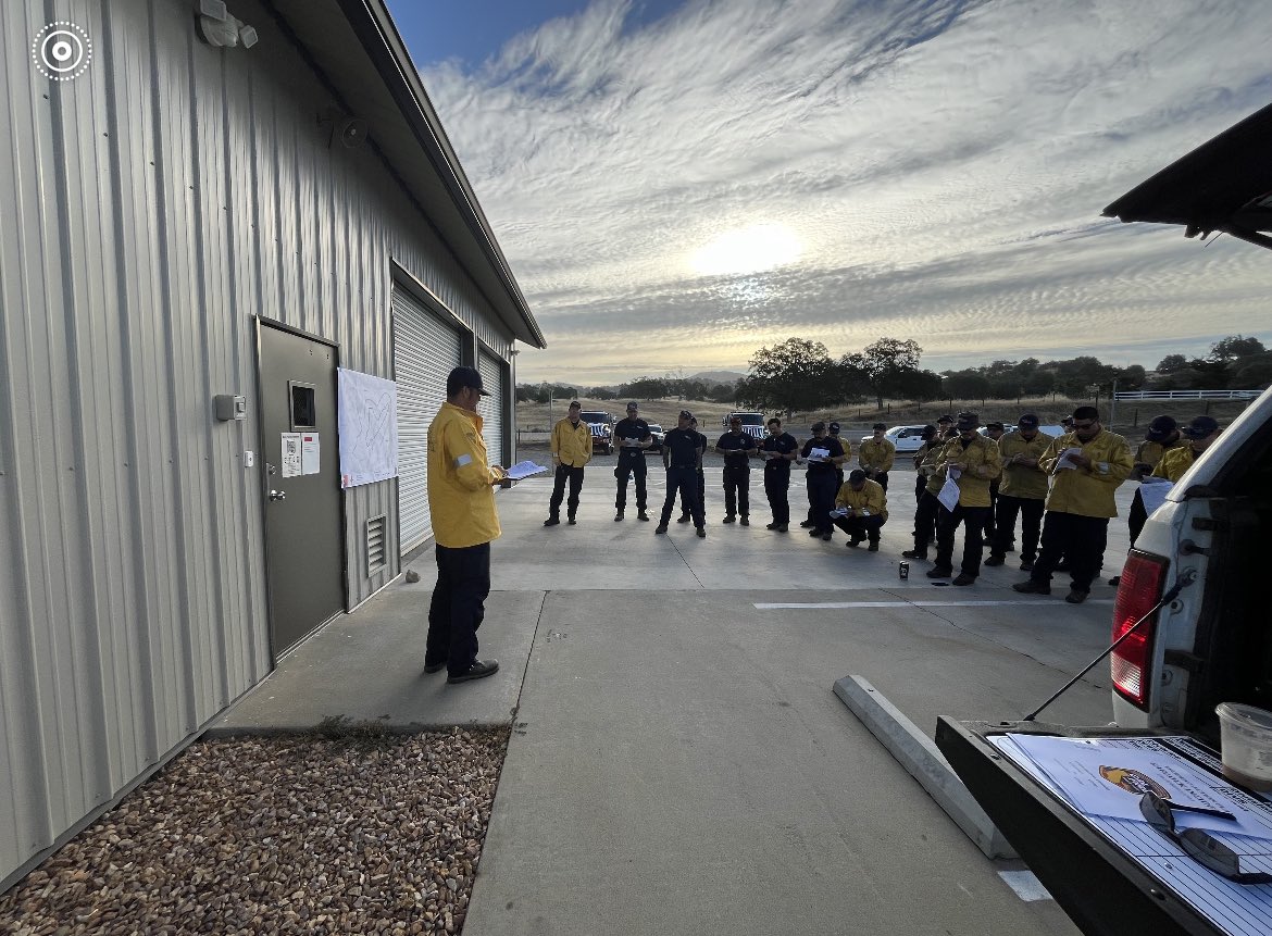 FresnoCoFire's tweet photo. #GarlockFire [update] is 54 acres at 90% contained. Pictures are from this morning’s briefing. https://t.co/AtPRCp4ex2