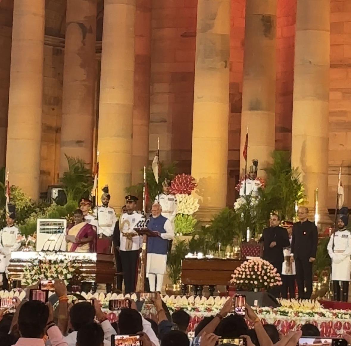 AnkitNalotia's tweet photo. Honored to witness our Prime Minister @narendramodi ji’s historic third swearing-in at @rashtrapatibhvn
Hearing "Main Narendra Damodardas Modi..." live gave me goosebumps!
A momentous occasion for Bharat! 🇮🇳
#ModiHattrick #HarDilMainModi https://t.co/LaZI8rmG2k