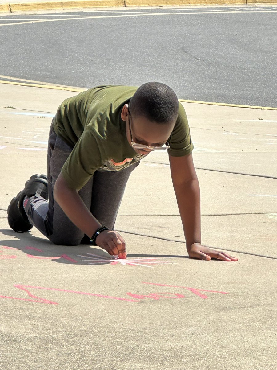 tinkerbelltrish's tweet photo. Come join us in chalking the walk! Send positive messages to our promoting 8th graders. https://t.co/5nunOIzJoE