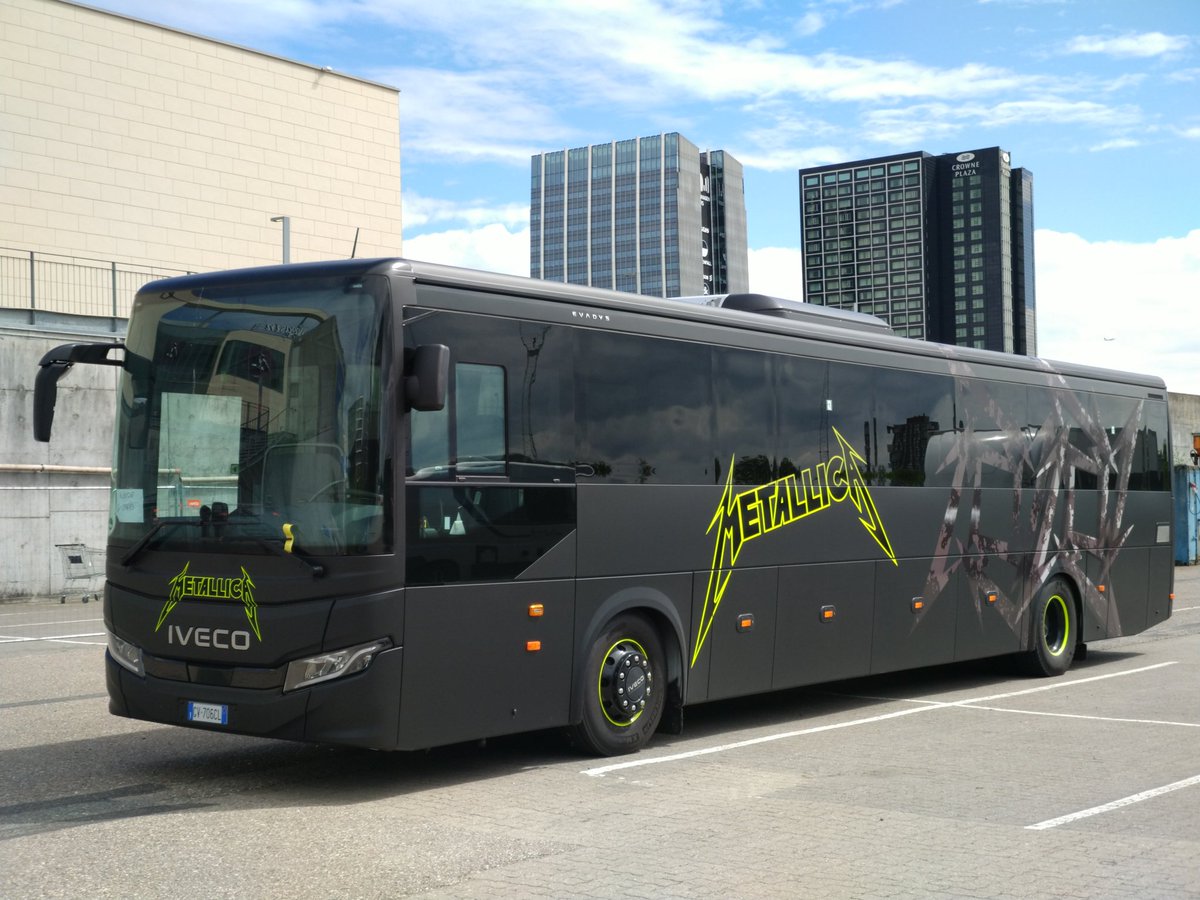 ElektronikLabor's tweet photo. Ich bin in Dänemark auf Durchreise und  wer parkt da zufälligerweise neben mir bei einem Zwischenstopp! #Metallica https://t.co/k4Gek521Oh