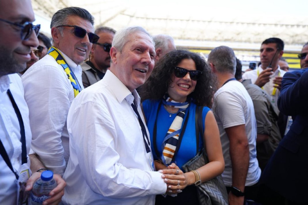 Hasta hali ile Fenerbahçe için geldi Başkanlığa aday oldu. Yetmedi Ali Koç'un onca kibir ve egosuna rağmen "Barışma" teklifine geldi. Aziz Yıldırım samimi şekilde dik duruş ile gönülleri yine fethetti. İnşallah kazanacak. Kazanan Fenerbahçe olcak.