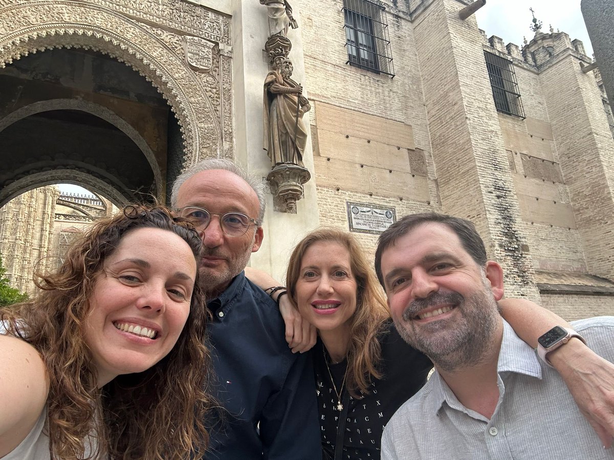 Los congresos dan lugar a ciencia y compañerismo. Compartir estos momentos con colegas hacen equipo y amistad #SEMES2024. Lliria team!