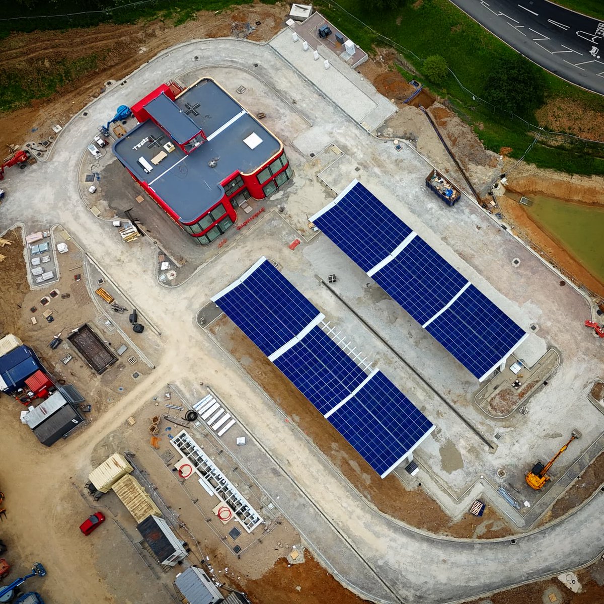 HertsEVs's tweet photo. More progress this week at @gridserve_hq Stevenage. Looks like work has happened to the roof and solar canopy.
#stevenage
#a1m
#gridserve https://t.co/0Fd2Gkz78L
