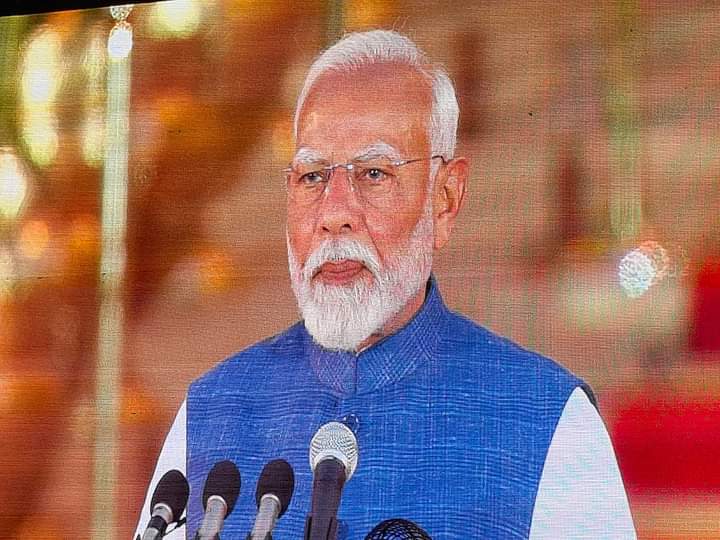 वो आ गया है भाइयों,जनगण मन के बाद ही।
जिसका सच मे इस सविधान में विश्वास है।
वो इस प्रोग्राम से खुश है।
मैं नरेंद्र दामोदर दास मोदी।