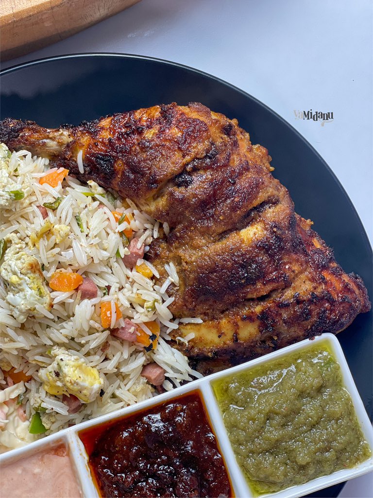 vamidanu's tweet photo. whet your appetite with this distinguished fried rice paired with spicy grilled chicken with a side of coleslaw, shito , green chili sauce and creamy dip.

What would you rather have on a Sunday Afternoon, swallow or a rice dish?

#friedrice #sunday #mealinspo #howto https://t.co/4oPAoB5mBU