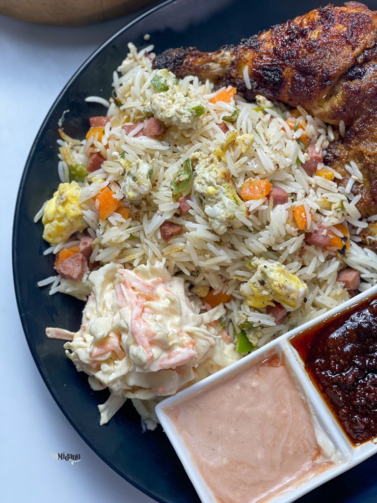 vamidanu's tweet photo. whet your appetite with this distinguished fried rice paired with spicy grilled chicken with a side of coleslaw, shito , green chili sauce and creamy dip.

What would you rather have on a Sunday Afternoon, swallow or a rice dish?

#friedrice #sunday #mealinspo #howto https://t.co/4oPAoB5mBU