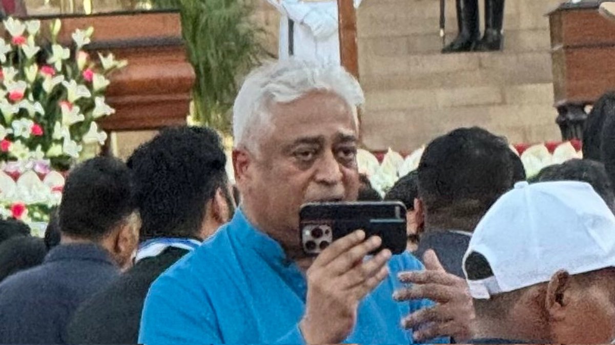 theskindoctor13's tweet photo. Kulwinder Kaur should learn how to keep professionalism over personal grudges from this man.

He doesn't like this gathering; what's happening here is hurtful to him. Still, he is not running around to slap anyone. He keeps duty above personal animosity. Salute. #ModiCabinet https://t.co/zzLsBPnsK5