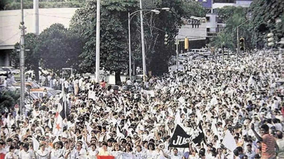 Hace 37 años vimos nacer la Cruzada Civilista Nacional. Aglutinó todas las fuerzas vivas del país y luchamos con ideales muy claros por la democracia y libertad del país. Recuerdo imperecedero a nuestros mártires de esa lucha. 
Hoy me animan esos mismos postulados para dirigir la