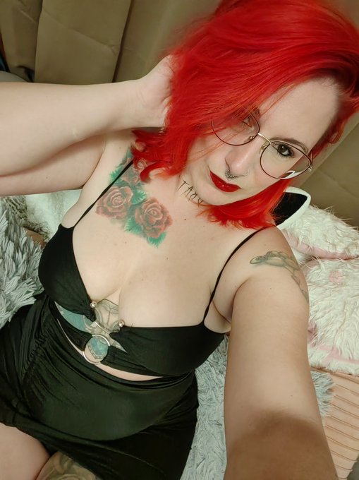 Petite soir&eacute;e en club lib hier soir et j'ai mis cette robe 😏 https://t.co/lCjTdcVWts