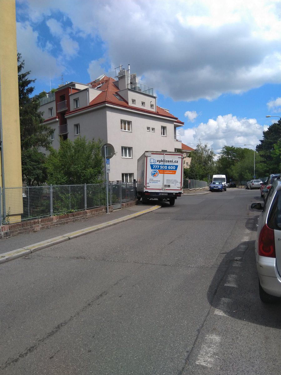 _An_Sp's tweet photo. Krizovatka, zluta cara, chodnik. @MP_Praha @PolicieCZ @ZZnacky @parkovanivpraze @prahabezaut @PragueVsCars @MpStraz @MinistryofWalk @Svoboda_Slavek @ZdenekHrib @PrahaEU @makupka https://t.co/RII0CxoWeg
