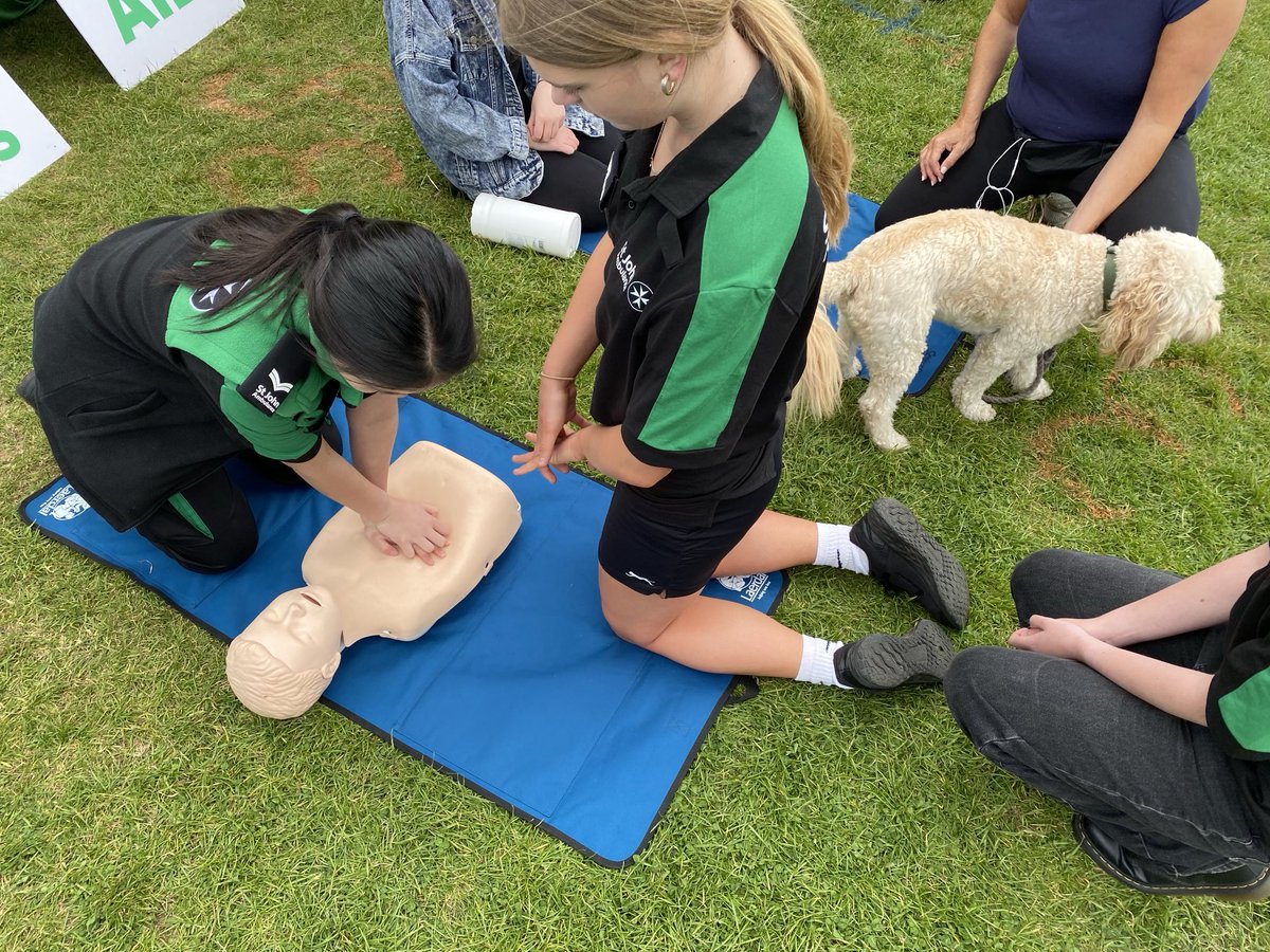 JaneBaileySJA3's tweet photo. Fantastic support from SJA Cadets at #thebighelpout Hove Park. huge thank you to our our volunteers #volunteersweek and Kevin Folkes, Sharon &amp; Dan Willetts for leading an enthusiastic team delivering CPR demonstrations/community education sessions in the Btn &amp; Hove community. https://t.co/omN20yWPER