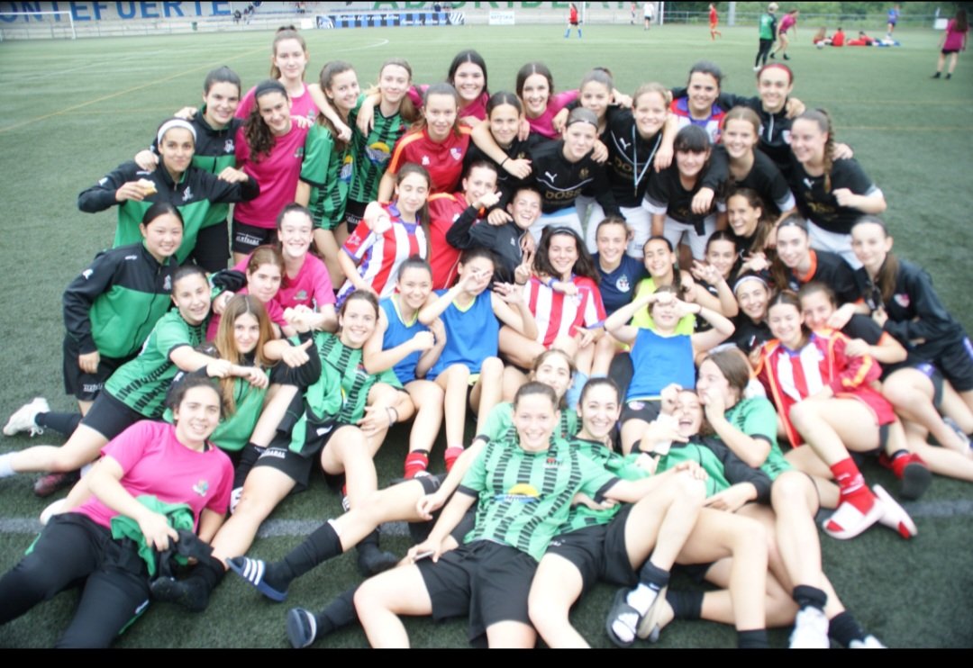 Esta imagen dice mucho del gran ambiente que vivimos ayer en el torneo organizado por el adizkideak. 
Todo esto antes de que empezarán las semis