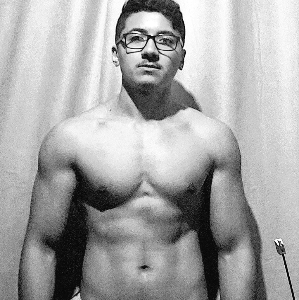 Mon évolution en + d'un an de salle ! 😁 Physique à froid depuis chez moi pour avoir une vraie comparaison 📷 J'ai raconté mon parcours en vidéo, le lien est dans ma bio 👆✅️