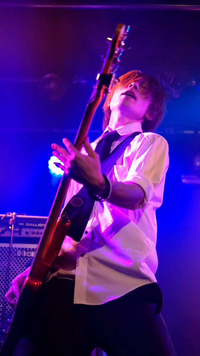 yusuke40tsuki's tweet photo. いつぞやのロックをやってた時🎸

#ロックの日(1日遅れ…)  #目が細い https://t.co/HN5YQuZ2K4