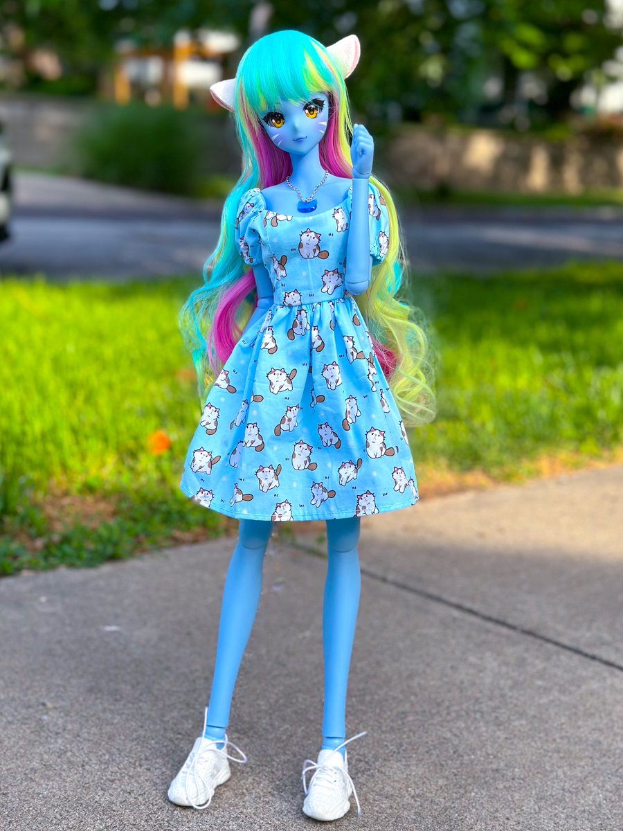NicoleSmartdoll's tweet photo. 👋🏼 Zerynthia enjoying a morning walk. She absolutely love her kitty dress and necklace!!! We hope everyone has the best day/night you can. 💐💜💙

Dress by: @cottonhoneybjd 
Necklace by: @not_the_cool_dolls 

 #smartdollprowess #smartdoll @dannychoo https://t.co/SbAgqHVrFp