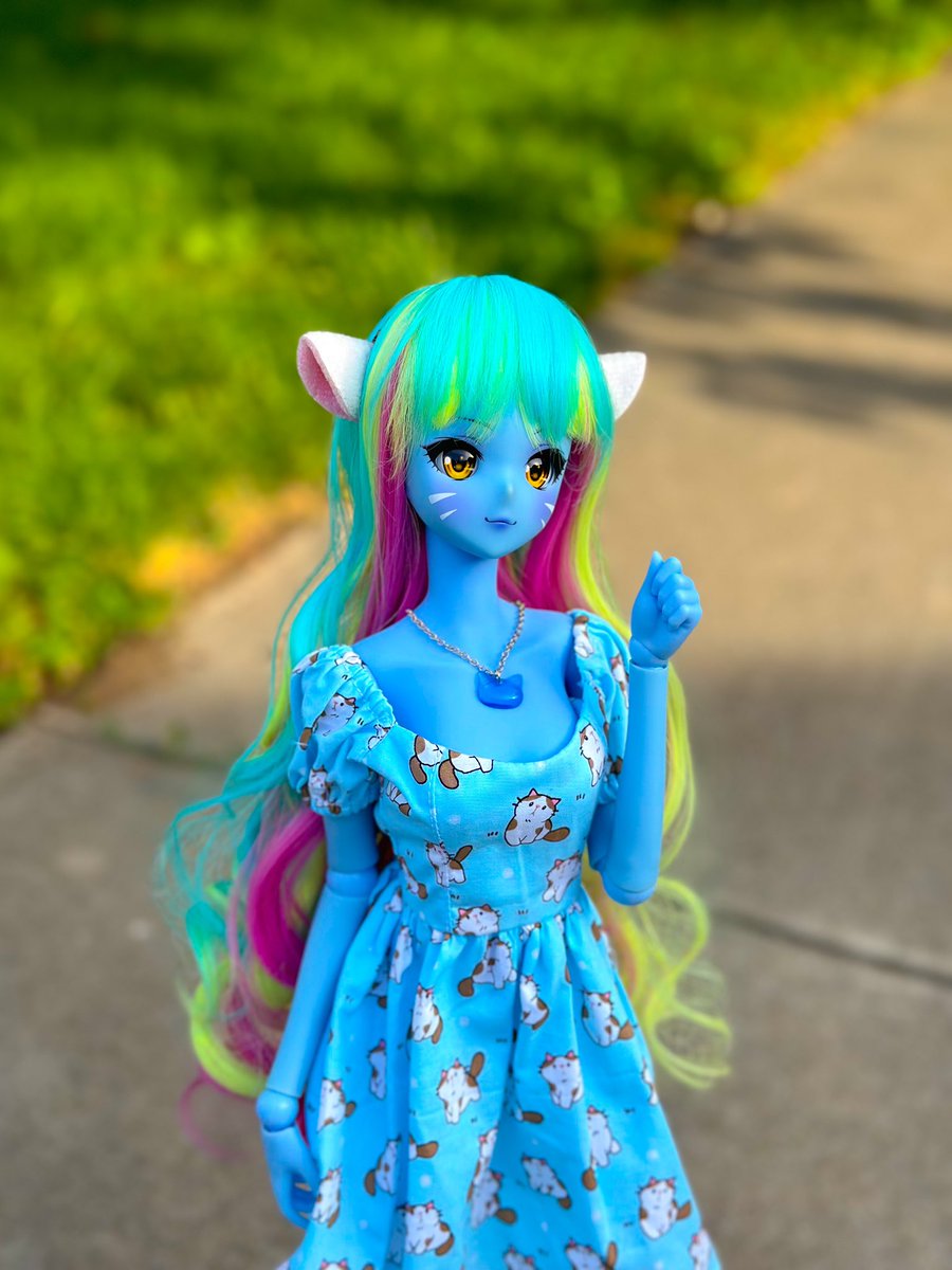 NicoleSmartdoll's tweet photo. 👋🏼 Zerynthia enjoying a morning walk. She absolutely love her kitty dress and necklace!!! We hope everyone has the best day/night you can. 💐💜💙

Dress by: @cottonhoneybjd 
Necklace by: @not_the_cool_dolls 

 #smartdollprowess #smartdoll @dannychoo https://t.co/SbAgqHVrFp