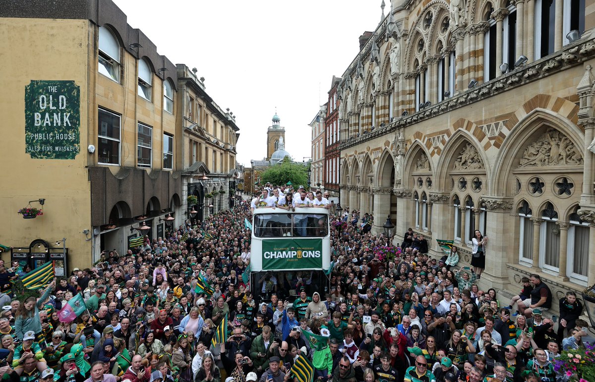 premrugby's tweet photo. Northampton has SHOWN UP 🤯

A hero's welcome for @SaintsRugby 😇

#GallagherPrem https://t.co/VP1c0zGmji