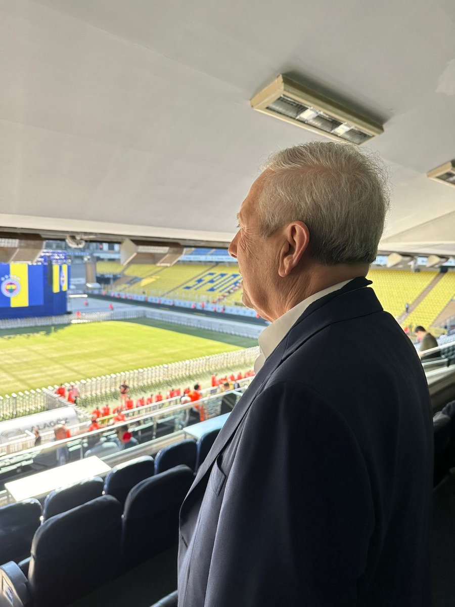 Sonuç ne olursa olsun 72 yaşında sorumluluk alıp elini taşın altına koydun aday oldun. Bu kulübün sahipsiz olmadığını bir kez daha bizlere gösterdin bir taraftar olarak sana çok teşekkür ediyorum ve seni çok seviyorum var ol Aziz başkan.