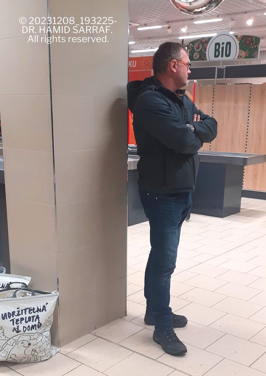 Drhamidsarraf's tweet photo. Předmět: Naléhavá výzva k řešení diskriminačních praktik policie a rasového násilí
Vážený pane ministře vnitra @vitrakusan, Policejní prezident genpor. Mgr. Martin Vondrášek @PolicieCZ 
Důrazně odsuzuji Vaše ignorování mých stížností na diskriminační a dvojí standardy projevované policií, které odrážejí apartheidní přístup vůči mně a mé manželce. Od roku 2021 jsme byli v několika teroristických incidentech, více než 17krát, cílem českých a ukrajinských fanatických rasistů. Místo aby policie zakročila proti těmto psychoteroristům, nejen že je nepochytala, ale také jim prokazovala nezákonnou a nepřetržitou empatii. Zde uvádím tři z těchto útoků:
Dne 10. ledna 2021 fanatici čeští psychoteroristé, kteří jsou proti našemu manželství již 21 let, vtrhli do našeho domu, unesli mou manželku a způsobili jí vážné zdravotní problémy, včetně dyskineze, poruch spánku, zrakových obtíží, těžkých fobií a trvalého poškození jejího zdraví a celého života. Od té doby se o její zdraví starám 24 hodin denně, což je nesmírně frustrující a smutné. Ztratil jsem své obchodní projekty a příjmy. Ani běžná policie, ani ti z oddělení pro boj proti terorismu a extremismu se neobtěžovali tyto teroristy zatknout. Jen mě obtěžovali zneužívajícími výslechy, proč jsem kontaktoval své velvyslanectví USA s žádostí o pomoc pro mou nemocnou manželku, kterou korupční, zaujatí a neprofesionální mladí lékaři dodnes neléčí.
Při dalším teroristickém útoku 14. srpna 2023 ti samí fanatici čeští rasisté vnikli na náš pozemek a ukradli naše majetky a poté mě jeden z nich fyzicky napadl s úmyslem mě zabít. Udeřil mě do levé strany hlavy a ucha, což způsobilo trvalé bolesti hlavy a přetrvávající akustický šum v mém levém uchu. Po zavolání policie o pomoc a zatčení útočníka se věci obrátily proti nám a korupční a rasistický policista projevil empatii k tomuto rasistovi a vymyslel falešné informace proti mé důstojnosti. Policie sestavila falešnou zprávu, která tvrdí, že jsem to byl já, kdo napadl tohoto rasistu, a že to nebylo na našem pozemku. Nicméně, zde přikládám zpomalený záznam okamžiku, kdy rasista vnikl na náš pozemek a navzdory mým opakovaným varováním mě fyzicky napadl. Více než 10 měsíců jsem navštěvoval různé policejní stanice v různých městech, včetně centrální policejní stanice ve Vsetíně, Praze 4, Praze 7 a kanceláře prezidenta policie, abych jim poskytl nepopiratelné fotografie, videa a zvukové záznamy těchto teroristických útoků. Hanebně, policisté odmítli přijmout tyto důkazy, které měli okamžitě použít k vyšetřování a postavení teroristů před soud.
V dalším incidentu dne 8. prosince 2023 ukrajinský agresor sexuálně obtěžoval mou nemocnou manželku a poté mě fyzicky napadl v prodejně Lidl na Opatovské v Praze 11. Terorista mě silně udeřil do hlavy, hrudníku a zad, zranil mi levou nohu a rozbil mi brýle. Když jsem zavolal policii o pomoc, místo aby ho zatkla, dva korupční a rasističtí policisté nás hrozili, aby jsme mlčeli a nezákonně projevovali empatii vůči útočníkovi. Řekli nám, že nás znají velmi dobře, protože jsme podali několik stížností proti rasistům a nevhodnému chování policistů. Když jsem trpěl zraněními a byl jsem v sanitce, jeden z rasistických policistů uvnitř sanitky mě donutil podstoupit test na alkohol, ačkoli jsem mu vysvětlil, že jsem muslim a také mám zdravotní problémy, takže nikdy nepiju alkohol a jeho čin je neetický, ale on mě donutil podstoupit test na alkohol uvnitř sanitky. Když jsem ho požádal, aby provedl stejný test u ukrajinského teroristy, odmítl. Směšně nám řekli, že ho nemohou zatknout, protože se druhý den vrátí do Německa. Přesto se ve Vaší dnešní zprávě divím, proč existuje dvojí standard u české policie, když nyní vy a média hrdě inzerujete, jak statečně policie zatkla cizince v Praze!? Tento šílený diskriminační a dvojí standard je to, co vidíme každý den u české policie. Požádali jsme policisty, aby okamžitě prohlédli a zajistili záznamy bezpečnostních kamer v prodejně Lidl, ale oni nás agresivně vyhrožovali a nesplnili tento jednoduchý úkol.
Navzdory podání stížností v posledních osmi měsících agresivní a zaujatí policisté a místní úředníci v Praze 11 neprokázali žádnou odpovědnost a místo toho nás ohrožovali sérií nezákonných urážek a zneužití. O všech těchto teroristických útocích jsem informoval Vás, pane Rakušane, prezidenta policie generála Vondráška a další odpovědné úřady. Vaše zaujaté a apartheidní administrativy však nadále ignorují nesprávné a diskriminační chování vašich zaujatých policistů.
Dne 5. a 6. června 2024 nás opět napadli stejní fanatici rasisté, verbálně, psychologicky a finančně nás terorizovali. Když jsem zavolal policii o pomoc a jejich zatčení, policie se mi vysmála a ignorovala své povinnosti. Při jednom incidentu, kdy jsem zavolal policii o pomoc, mě důstojník Šuran nezákonně urážel slovy: "Hajzle, kurva, to jste nemocni,...." Při jiné příležitosti, kdy jsem kontaktoval důstojnici Malečkovou, abych se informoval o stavu mých stížností, ignorovala můj dotaz a neeticky hrála hudbu. Navíc, v reakci na otázky novináře, policejní mluvčí kapitánka Kropáčová nespravedlivě vymyslela neetické prohlášení proti mé důstojnosti tím, že tvrdila, že jsem podal několik stížností pokaždé, když jsem nebyl spokojen s policií. Toto falešné a hrubé prohlášení od důstojnice kapitánky Ing. Evy Kropáčové ukazuje narcistické chování, které má za cíl zmanipulovat oběť, která hledá spravedlnost a pomoc. Jsme vyčerpáni ze systematického nesprávného jednání a diskriminace, které proti nám policie projevuje. Pokud policie není schopna nás chránit a zatknout teroristy a rasisty, měla by alespoň přestat ohrožovat naše životy a porušovat naše lidská práva. Policie svou nedbalostí a úmyslnou diskriminací velmi negativně ovlivnila naše blaho, bezpečnost, duševní zdraví, lidská práva a každodenní život. Nebyl den, kdy bychom se cítili bezpečně a chráněni.
Kdy konečně zřídíte mezinárodní a transparentní komisi, která by vyšetřovala pochybení těchto policistů a zatkla české a ukrajinské psychoteroristy? Proč je ukrajinský terorista volně navštěvovat a pobývat v České republice, pít český alkohol, sexuálně obtěžovat mou manželku a fyzicky mě napadat, zatímco se vyhýbá jít na frontu bojovat proti ruským vojákům?
Netřeba připomínat, že jsem jediný cizinec narozený v ČR s muslimským původem, který získal několik mezinárodních vědeckých ocenění pro dobré jméno České republiky, které žádný Čech v historii nezískal. Ale roky jste vy a vaši zaujatí a neprofesionální policisté zacházeli s mou ženou a se mnou jako s černými nelegálními přistěhovalci a teroristy. Hanba vaší zaujaté a diskriminační administrativě.
Odsuzuji vaše ticho, neetické dvojí standardy a nedbalost a vyzývám Vás k zřízení transparentní vyšetřovací komise do pondělí 10. června 2024. Už nebudu mlčet a zajistím, aby každý z vás a policie České republiky byli před národními a mezinárodními orgány pro lidská práva odpovědni za svou úmyslnou nedbalost, cenzuru a diskriminaci. Takže vstaňte od svého počítače a přestaňte natáčet sladké filmy na Instagramu, které propagují váš veřejný obraz. Měli byste začít chránit naše lidská práva, bezpečnost a důstojnost. Pokud nemůžete, pak jednoduše okamžitě rezignujte.
S pozdravem, Dr. Hamid Sarraf, MBA, Ph.D. @VSZ_Praha @NSZ_info @VSZ_Olomouc @amnesty @amnestycz @laurencikova_k @EUombudsman @ochranceprav @prezidentpavel