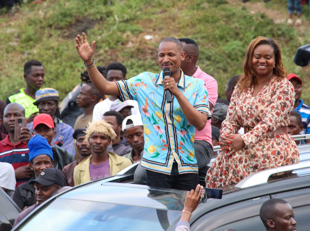 abajaomondi's tweet photo. The kenyan darling,future President @HEBabuOwino today held a successful rally at Yatta,somebody to confirm if Wandayi,Oron and Atandi are still breathing.
Babu pod pek 🤜🏾🤛🏾#babunasababu https://t.co/RLBUTpBGoj
