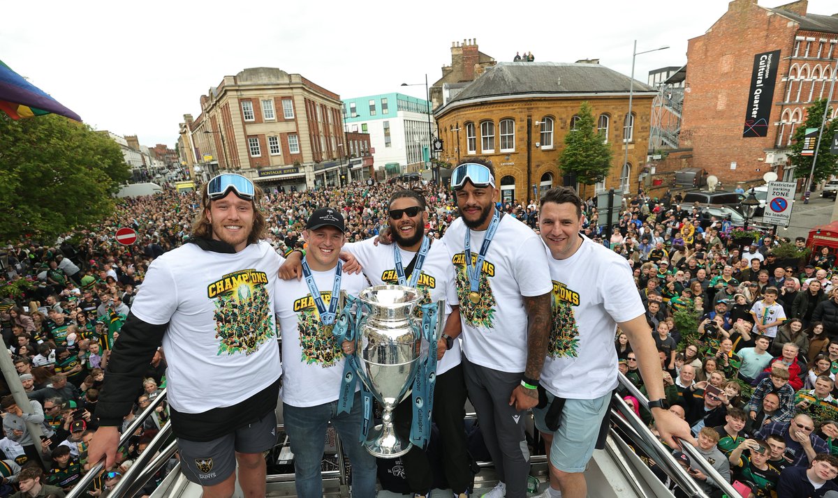 premrugby's tweet photo. Northampton has SHOWN UP 🤯

A hero's welcome for @SaintsRugby 😇

#GallagherPrem https://t.co/VP1c0zGmji