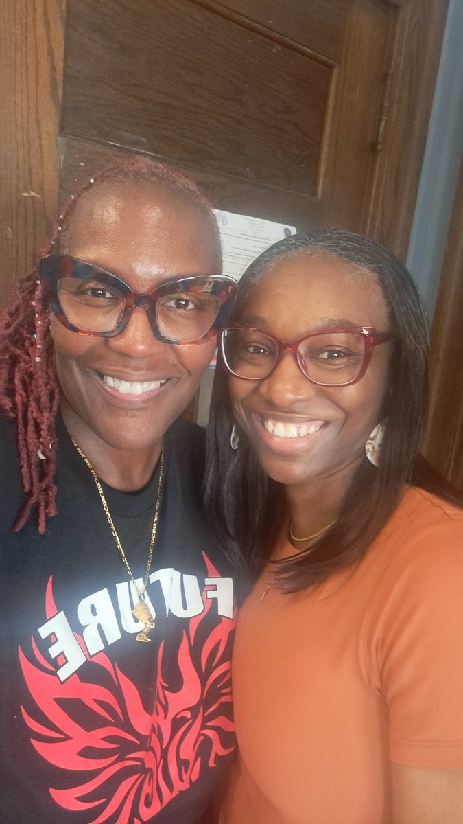 When the scholars say " I remember her, she's a good teacher " then I KNOW I made a good cal
Thank you <a href="/peptalks_/">bloodyinspired</a> for ensuring that our scholars go into summer with guidance, goals, and gratitude around money!

One more session! 🔥📓💡💰

#JusticeAlways